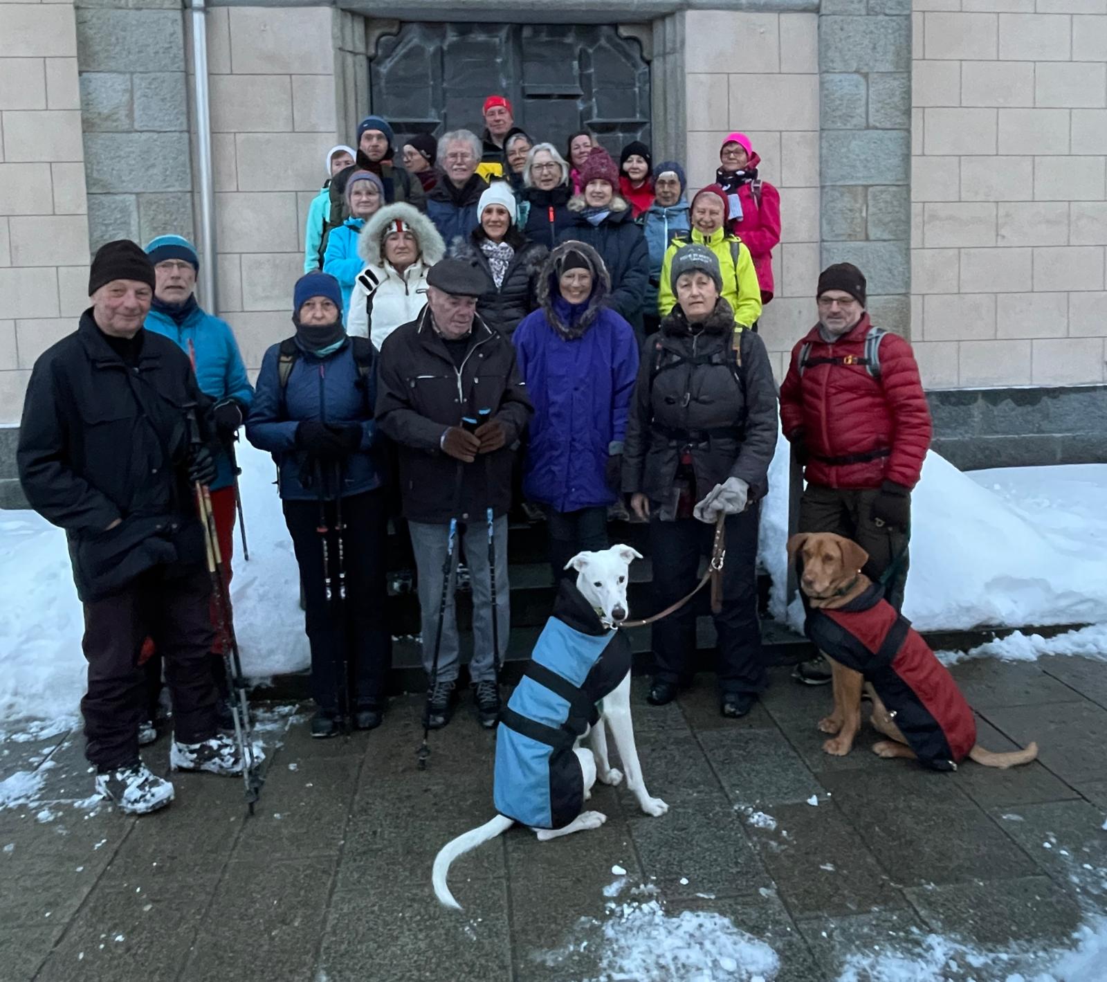 Tapfere Ausflügler bei widrigen Temperaturen: Die Tourteilnehmer beim Startpunkt der Abendwanderung vor der Stadtpfarrkirche