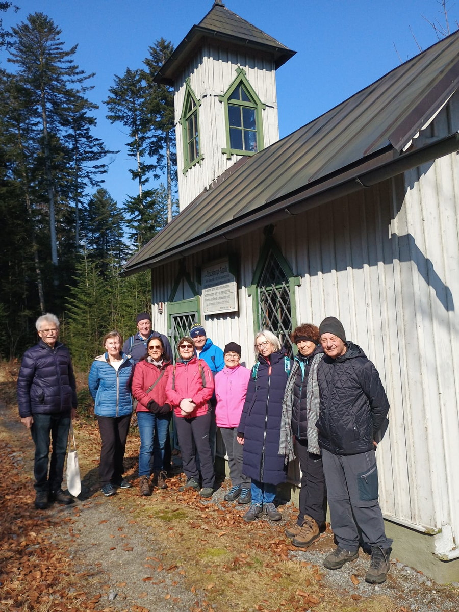 Teilnehmer am Kreuzweg vor der Brücklmayr Kapelle