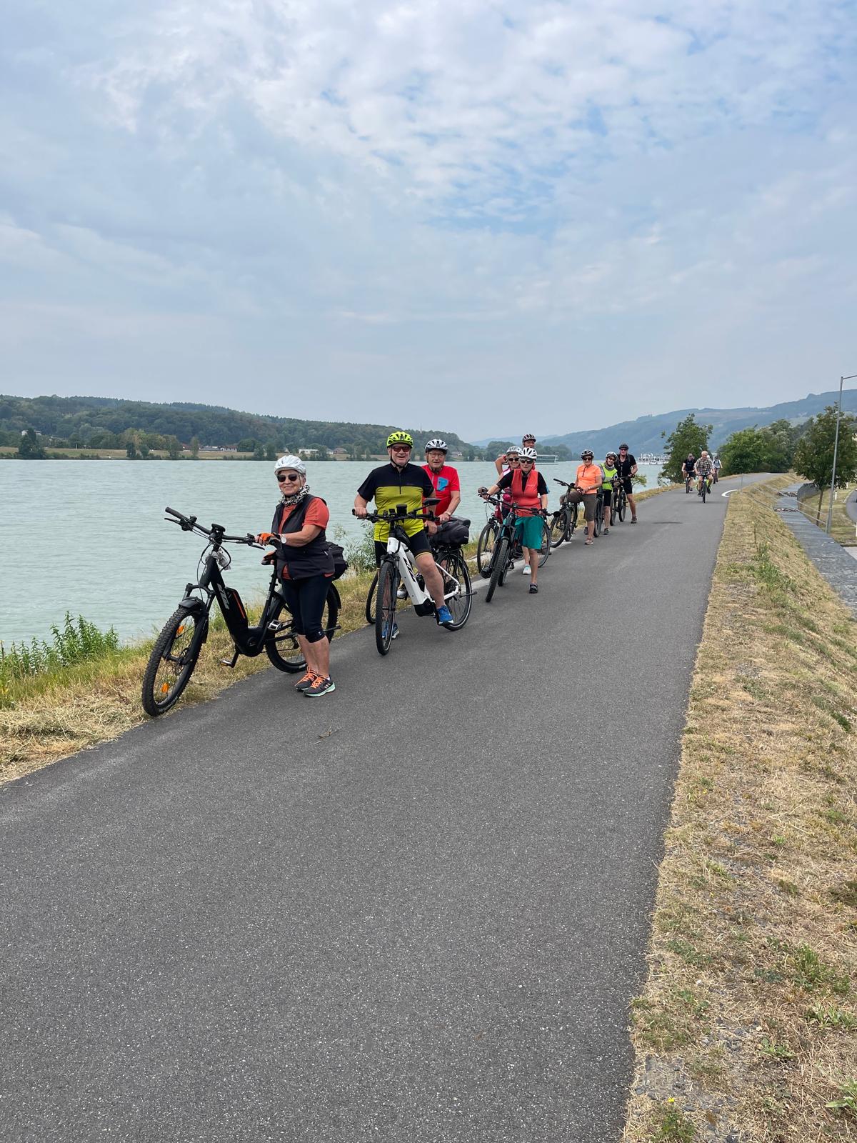 05 IMG 20260802 WA0007 Radgruppe an der Donau